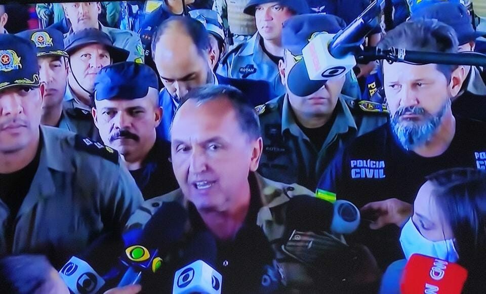 Suspeito foi atingido por disparos em todo o corpo (Foto: reprodução/TV Globo)