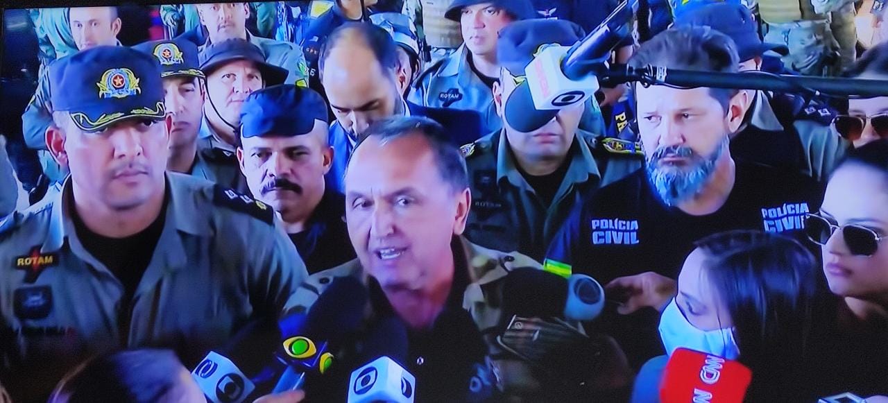 Suspeito foi atingido por disparos em todo o corpo (Foto: reprodução/TV Globo)