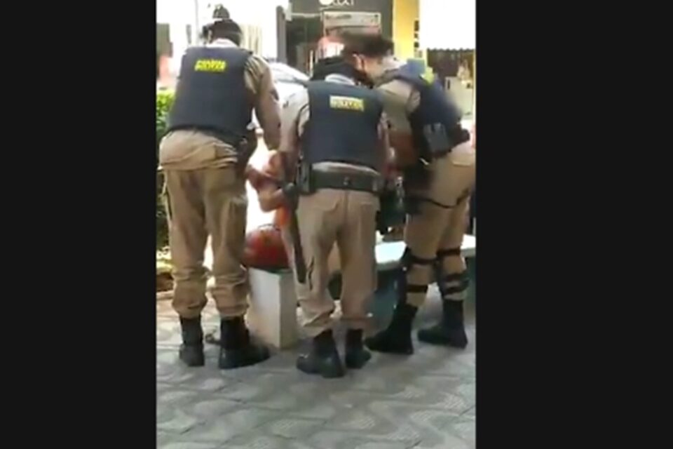 O Comando da 7ª Região da Polícia Militar de Minas Gerais afastou uma policial que deu dois tapas no rosto de uma mulher durante uma abordagem nesta segunda-feira (14), em Formiga (MG). - PM é flagrada agredindo mulher com tapas no rosto em abordagem em MG