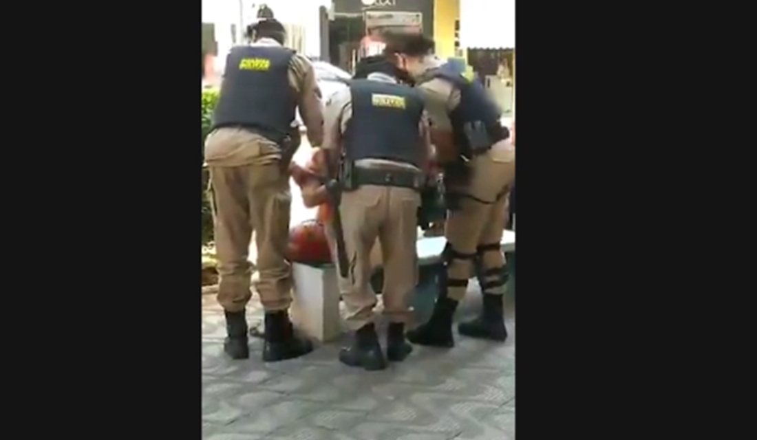 O Comando da 7ª Região da Polícia Militar de Minas Gerais afastou uma policial que deu dois tapas no rosto de uma mulher durante uma abordagem nesta segunda-feira (14), em Formiga (MG). - PM é flagrada agredindo mulher com tapas no rosto em abordagem em MG