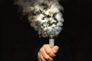 Um vídeo gravado por um cliente de um bar flagrou o momento em que uma criança aparece fumando um cigarro eletrônico dentro do estabelecimento