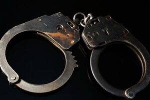 Na noite de quinta-feira (3), um homem que dirigia embriagado tentou atropelar um policial militar no bairro Jundiaí, em Anápolis a 59,3 km de Goiânia. O suspeito trafegava em alta velocidade, desobedeceu à ordem de parada dos policiais, tentou fugir, mas foi alcançado. Os agentes desceram da viatura. Para escapar, o investigado engatou a marcha à ré e tentou atropelar um dos militares. - Homem embriagado tenta atropelar PM e é preso em Anápolis