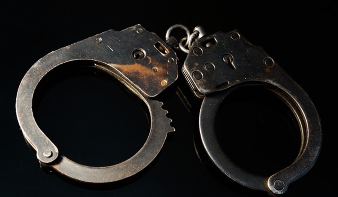 Na noite de quinta-feira (3), um homem que dirigia embriagado tentou atropelar um policial militar no bairro Jundiaí, em Anápolis a 59,3 km de Goiânia. O suspeito trafegava em alta velocidade, desobedeceu à ordem de parada dos policiais, tentou fugir, mas foi alcançado. Os agentes desceram da viatura. Para escapar, o investigado engatou a marcha à ré e tentou atropelar um dos militares. - Homem embriagado tenta atropelar PM e é preso em Anápolis