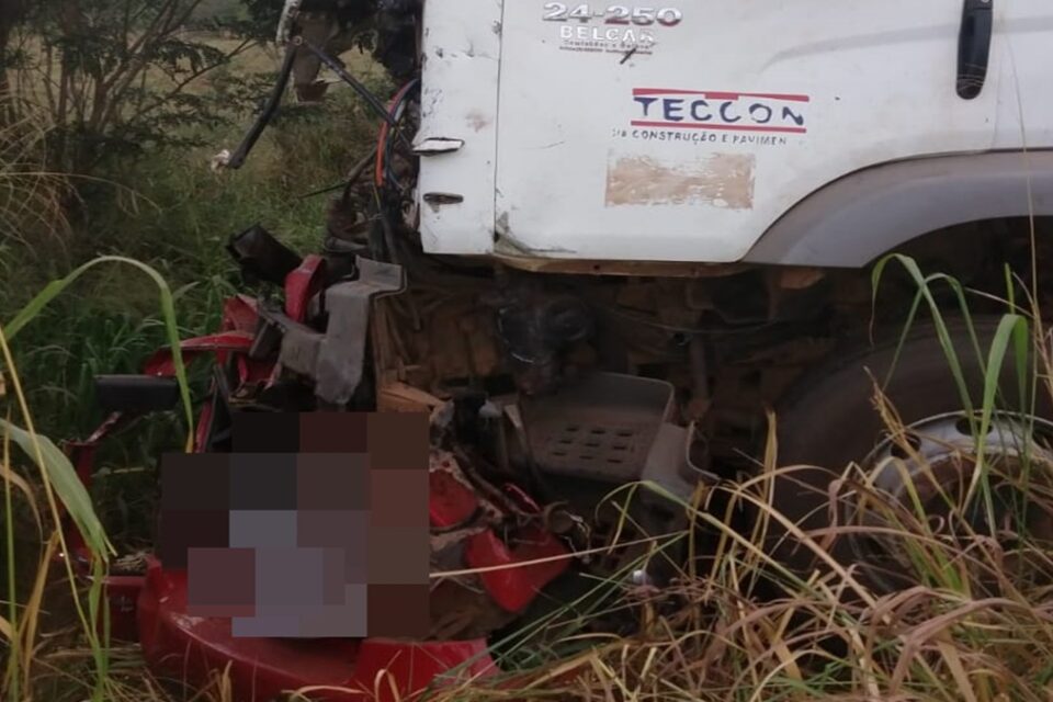 Um acidente de trânsito envolvendo um carro e um caminhão deixou duas pessoas mortas na BR-153, em Jaraguá. (Foto: divulgação/Corpo de Bombeiros)