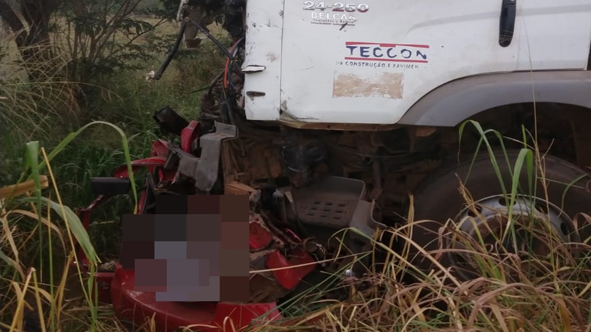 Um acidente de trânsito envolvendo um carro e um caminhão deixou duas pessoas mortas na BR-153, em Jaraguá. (Foto: divulgação/Corpo de Bombeiros)