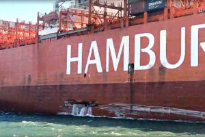 Imagens divulgadas em redes sociais mostram que a colisão abriu um rasgo no casco da embarcação, acima do nível da água