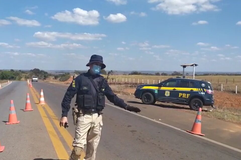 Polícia apreende agrotóxicos irregulares avaliados em R$ 20 mil no Sudoeste de Goiás (Foto ilustrativa: divulgação/PRF)