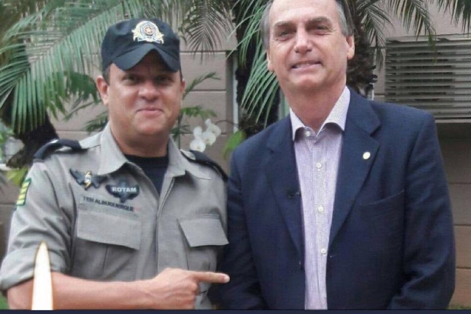 Policial militar ao lado de Bolsonaro