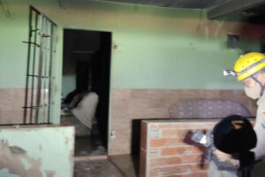 Uma idosa acamada e um homem ficaram inconscientes após a casa em que moram pegar fogo na cidade de Aparecida de Goiânia. (Foto: Divulgação/Bombeiros)