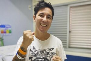 Jhean Marcell, do Br'oz, reencontra família após internação por covid-19