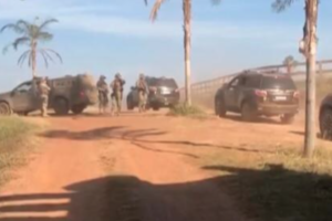 Policiais da força-tarefa que procuram Lázaro Barbosa no povoado de Girassol (Foto: Reprodução/TV Anhanguera)