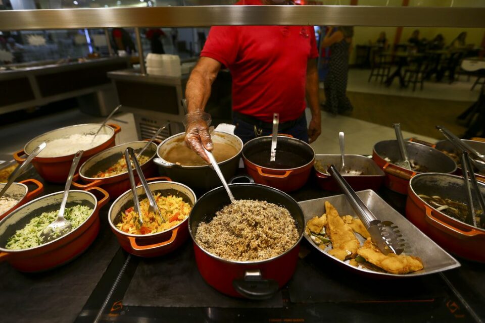 Comida servida em restaurante em Brasília.