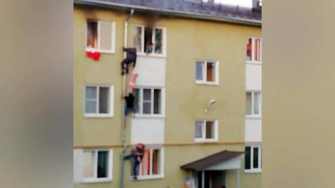 Russos escalam prédio e salvam três crianças de incêndio; assista o vídeo