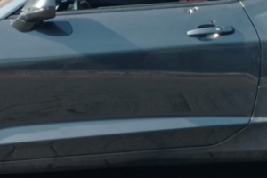 Carro com marca de tiro em que o motorista foi encontrado morto (Foto: Reprodução)