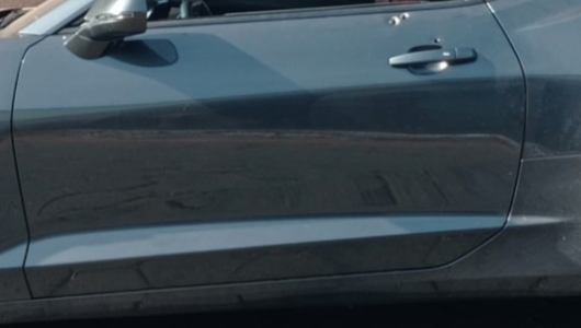 Carro com marca de tiro em que o motorista foi encontrado morto (Foto: Reprodução)