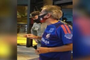 Professor preso por se recusar a tirar faixa contra Bolsonaro prestará esclarecimentos à PM