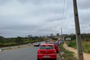 A vacinação de profissionais da imprensa tem fila quilométrica no Passeio das Águas, em Goiânia. (Rayana Caetano/Mais Goiás)