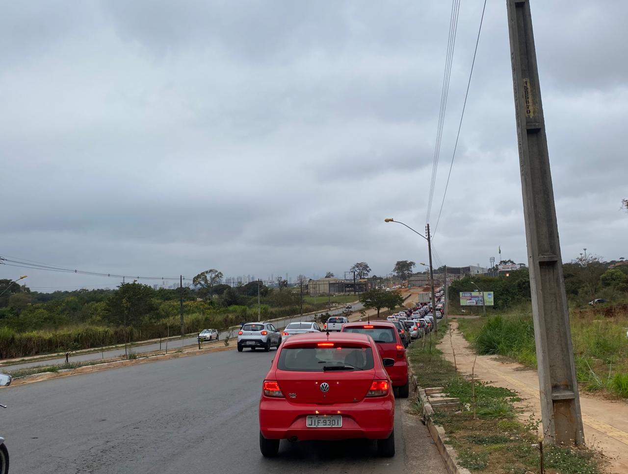 A vacinação de profissionais da imprensa tem fila quilométrica no Passeio das Águas, em Goiânia. (Rayana Caetano/Mais Goiás)