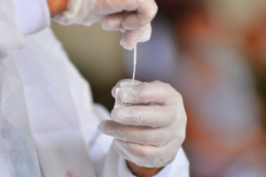 Passe para entrar em bar e vacina obrigatória viram armas contra variante delta na Europa