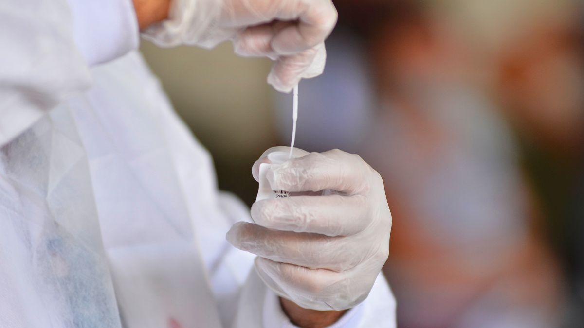 Passe para entrar em bar e vacina obrigatória viram armas contra variante delta na Europa