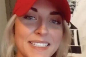 Uma usuária do Tiktok chamada Sheridan Ellis viralizou ao gravar um vídeo mostrando que havia achado um pequeno rastreador em sua bolsa após - Mulher encontra rastreador dentro de bolsa após ir em festa nos EUA