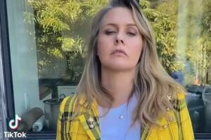 Alicia Silverstone reproduz cena icônica de 'As Patricinhas de Beverly Hills'