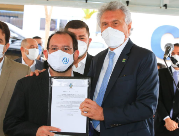 Caiado e o novo reitor da UEG, Antônio Cruvinel Neto (Foto: Governo do Estado)