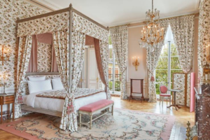 Suíte Necker tem 120 metros e é a maior do hotel que fica dentro do Palácio de Versalhes (Foto: Divulgação)