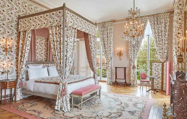 Suíte Necker tem 120 metros e é a maior do hotel que fica dentro do Palácio de Versalhes (Foto: Divulgação)