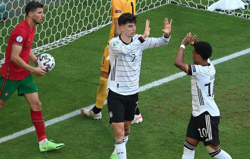 Havertz comemora gol da Alemanha com Gnabry (Foto: Reprodução/Sportv)