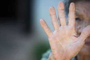 Violência contra o idoso cresce 70% durante a pandemia, em Goiás - Apesar de 15 de junho ser o Dia Mundial de Conscientização da Violência contra a Pessoa Idosa, a violência contra os idosos cresceu em 70% durante a pandemia de Covid-19 no Estado de Goiás, segundo os dados