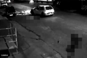 Homem é arremessado de motocicleta após colisão em Joviânia; vídeo - Um carro invadiu a contramão, colidiu de frente com uma motocicleta e o garupa foi arremessado por cima do veículo no último sábado (19), em Joviânia, no sul goiano.