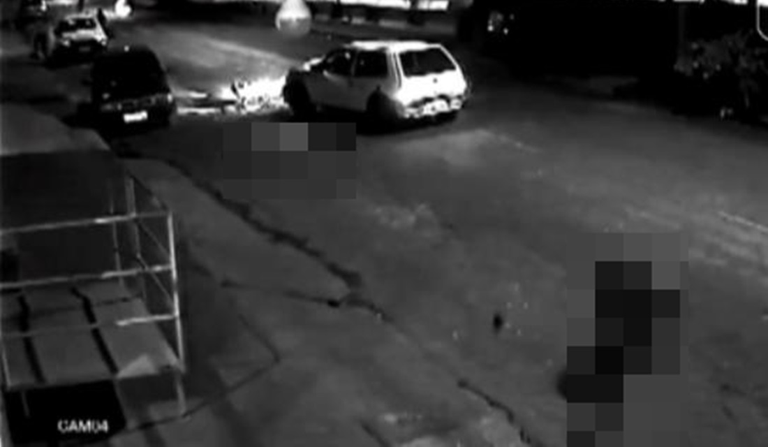 Homem é arremessado de motocicleta após colisão em Joviânia; vídeo - Um carro invadiu a contramão, colidiu de frente com uma motocicleta e o garupa foi arremessado por cima do veículo no último sábado (19), em Joviânia, no sul goiano.