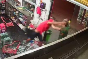 Suspeito de esfaquear irmãos que se recusaram a passar R$ 0,50 no cartão é indiciado - Suspeito de esfaquear irmãos que se recusaram a passar R$ 0,50 no cartão é indiciado