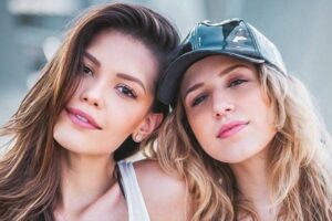 Noiva de Marcella Rica, Vitória Strada debocha de seu 'passado hétero' Vitória Strada sofre comentários homofóbicos em foto beijando Marcella Rica