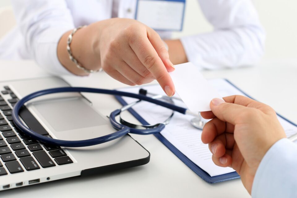 Medicamentos tiveram reajuste de até 10,89%. Reajuste de planos de saúde pode ficar entre 15% e 18,3%, segundo projeções do setor