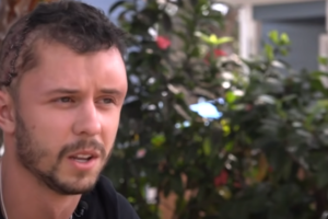 Um mergulhador em busca do dente de um tubarão pré-histórico teve a cabeça mordida por um jacaré morder na Flórida, EUA. (Foto: reprodução/Youtube)