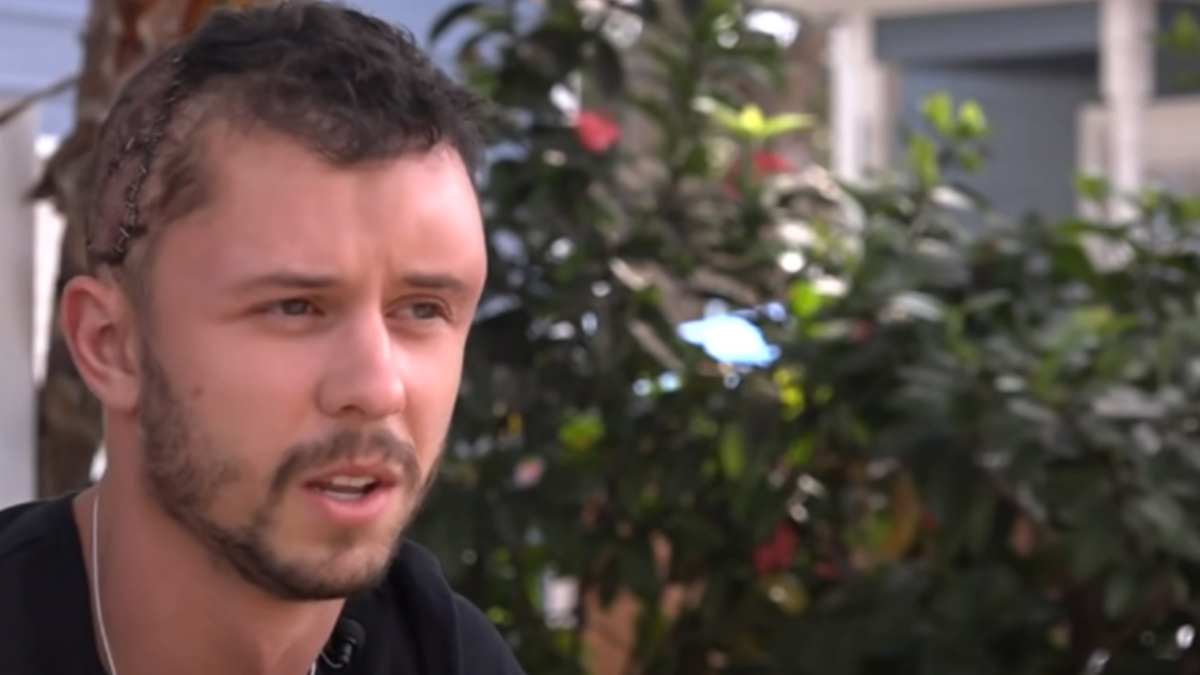 Um mergulhador em busca do dente de um tubarão pré-histórico teve a cabeça mordida por um jacaré morder na Flórida, EUA. (Foto: reprodução/Youtube)