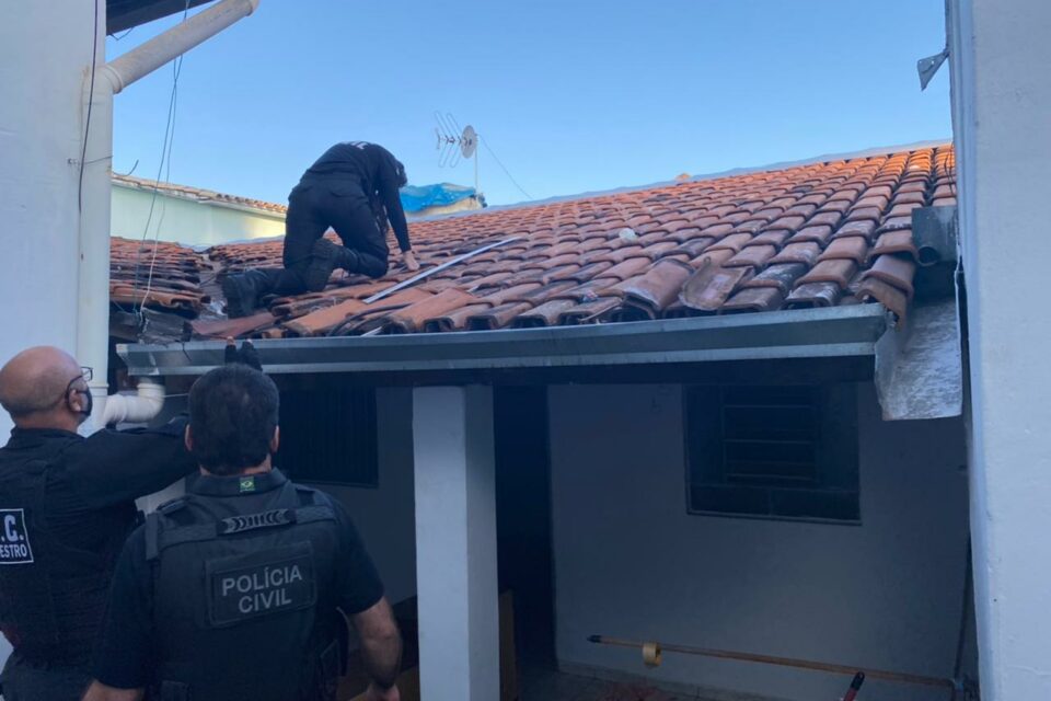 Iniciativa promove afastamento de três trabalhadores do órgão e confisca também móveis, imóveis e valores