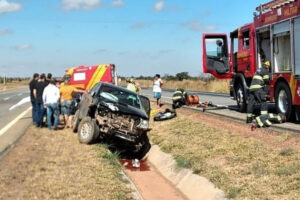 Um motorista de 56 anos ficou levemente ferido após perder o controle da direção e invadir a rodovia BR-040, na cidade de Luziânia