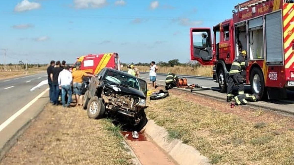 Um motorista de 56 anos ficou levemente ferido após perder o controle da direção e invadir a rodovia BR-040, na cidade de Luziânia