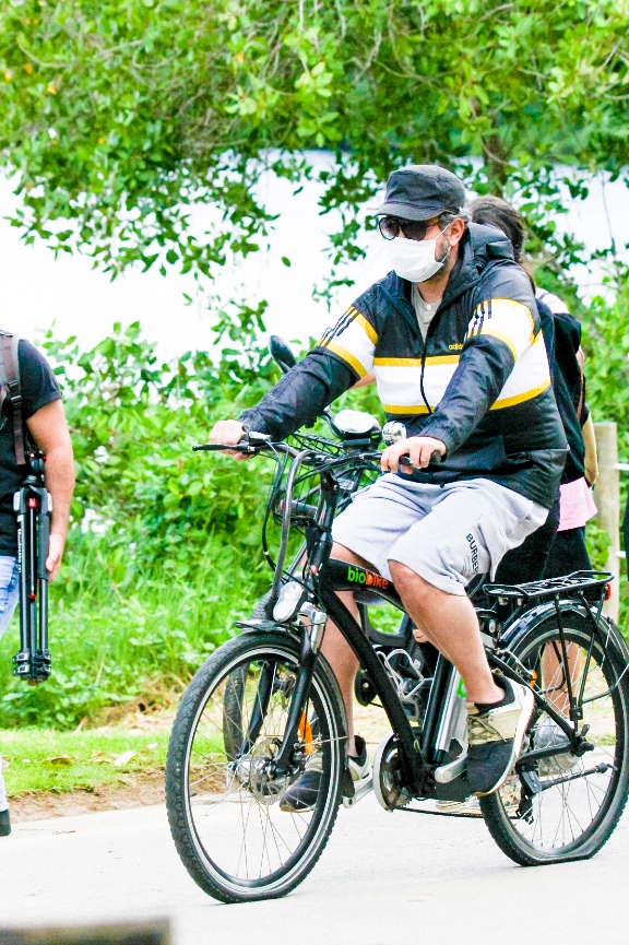 Selton Mello passeia na lagoa com pneu da bicicleta vazio; fotos ator