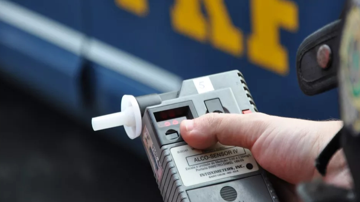 A PRF autuou um homem de 41 anos, instrutor de prática de direção há cerca de 15 anos, por embriaguez ao volante, na BR-153