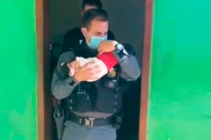 Criança foi resgatado pelo Conselho Tutelar e Polícia Militar. Mãe é usuária de drogas há 10 anos