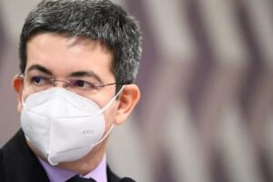 Miranda e o irmão acusam o presidente de ter ignorado denúncias relacionadas ao imunizante