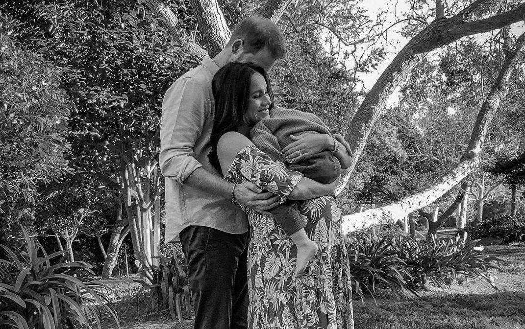 Príncipe Harry e Meghan apresentam filha à rainha por videochamada