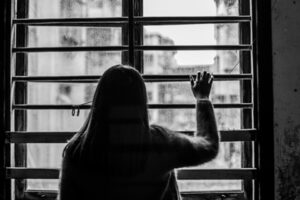 Adolescente estuprada ao pegar ônibus errado apanhou do namorado antes de ser abusada