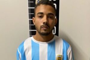 Policiais do Grupo de Investigação de Homicídios (GIH) prenderam Wemerson Souza da Silva nesta sexta-feira (11), em Aparecida, na região Metropolitana de Goiânia. O investigado, conhecido como "Porcão", é apontado como o suspeito de dois homicídios praticados em fevereiro e em abril deste ano. - Polícia prende suspeito de dois homicídios em Aparecida