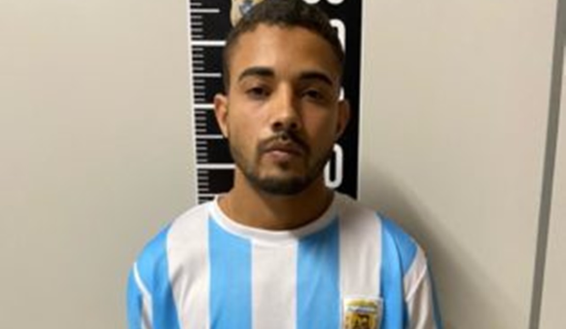 Policiais do Grupo de Investigação de Homicídios (GIH) prenderam Wemerson Souza da Silva nesta sexta-feira (11), em Aparecida, na região Metropolitana de Goiânia. O investigado, conhecido como "Porcão", é apontado como o suspeito de dois homicídios praticados em fevereiro e em abril deste ano. - Polícia prende suspeito de dois homicídios em Aparecida