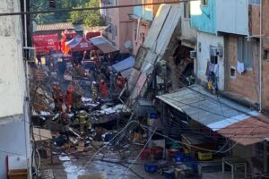 Prédio de quatro andares desabou na madrugada desta sexta no Rio de Janeiro (Foto: reprodução/O Globo)